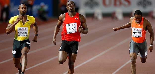 Bolt cruza la meta en Z&uacute;rich flanqueado por Asafa Powell y Darvis Patton