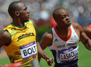 Bolt se permite mirar al brit&aacute;nico James Dasaolu antes de cruzar la meta