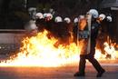Una bomba de gasolina explota cerca de la polic&iacute;a antidisturbios durante una manifestaci&oacute;n en la plaza Syntagma de Atenas