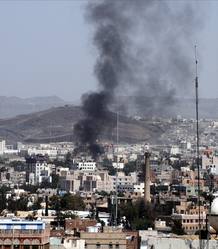 Columna de humo en la capital de Yemen, San&aacute;