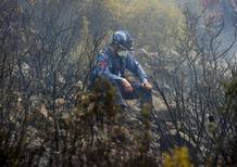 Un bombero descansa en el incendio de Rasquera este mi&eacute;rcoles