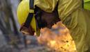 Un bombero trabaja en la extinci&oacute;n del fuego.