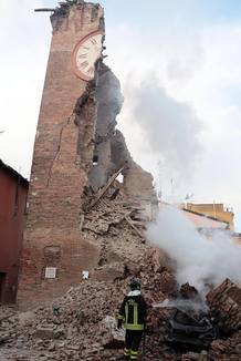 Un bombero trabaja junto a los escombros de un edificio tras un terremoto. Un bombero trabaja junto a los escombros de un edificio tras un terremoto.