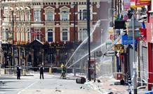 Bomberos tratan de apagar un edificio incendiado por los manifestantes en Clapham Junction, al sur de Londres. Bomberos tratan de apagar un edificio incendiado por los manifestantes en Clapham Junction, al sur de Londres.