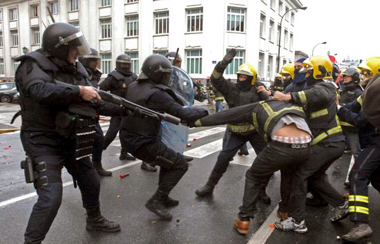 Los bomberos se enfrentan a la Polic&iacute;a en una manifestaci&oacute;n en A Coru&ntilde;a