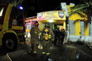 Bomberos hondure&ntilde;os trabajan en el centro penal de la ciudad de Comayagua