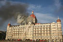 Los bomberos intentan apagar el fuego que consume el interior del hotel Taj