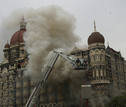 Los bomberos intentan sofocar el fuego declarado en el hotel Taj Mahal en Bombay, La India