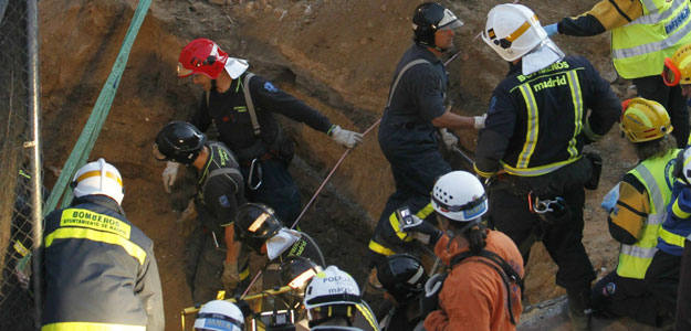 Los bomberos logran rescatar con vida a uno de los dos obreros sepultados en unas obras en Madrid Los bomberos logran rescatar con vida a uno de los dos obreros sepultados en unas obras en Madrid