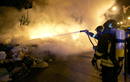 Los bomberos de N&aacute;poles apagan las basuras en llamas