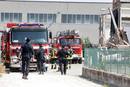 Bomberos de San Felice trabajan para rescatar a los trabajadores en San Felice