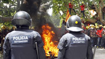 Ir al Video&nbsp;Los bomberos se concentran frente al Parlament para protestar por los recortes en la campa&ntilde;a contra incencios