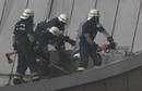 Los bomberos trabajan en la azotea de la Filarm&oacute;nica