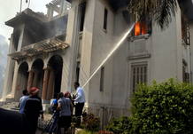 Los bomberos trabajan en las labores de extinción en el edificio de gobernación de Giza