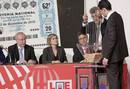 Momento en el que las bolas de los premios se han volcado al bombo a trav&eacute;s de la tolva.