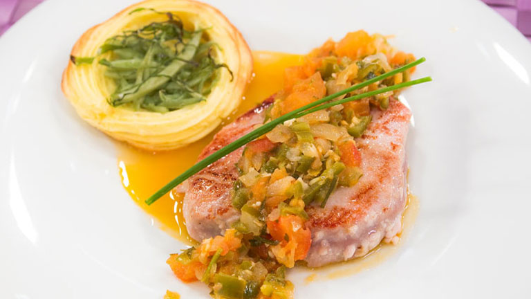 Saber cocinar - Bonito en piperada con flores de patata 