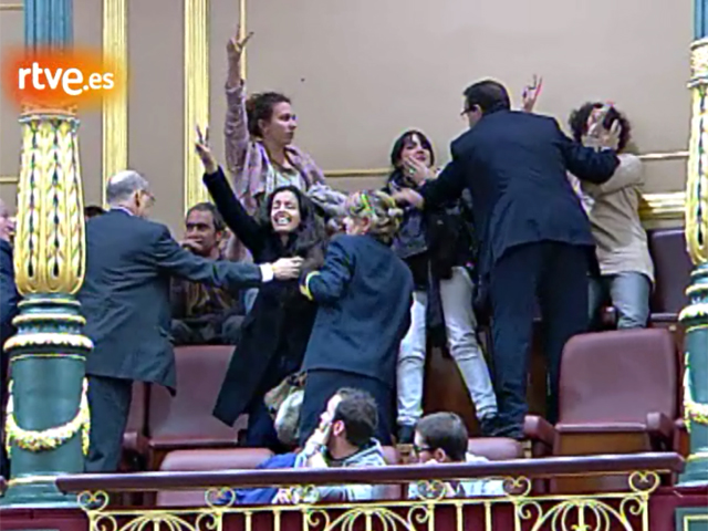 Bono expulsa de la tribuna del Congreso a activistas pro saharauis