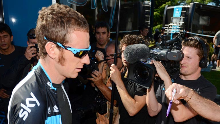 Bradley Wiggins, l&iacute;der del Tour, recibe a trav&eacute;s de RTVE un regalo de Miguel Indurain