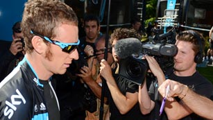 Ver v&iacute;deo  'Bradley Wiggins, l&iacute;der del Tour, recibe a trav&eacute;s de RTVE un regalo de Miguel Indurain'
