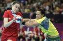 La jugadora de Brasil Daniela Piedade defiende la acci&oacute;n de la jugadora de Rusia Liudmila Postovna, durante el partido del torneo ol&iacute;mpico de balonmano.