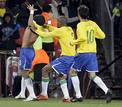 Los brasile&ntilde;os, con Alves en primer t&eacute;rmino, celebraron por todo lo alto el gol.