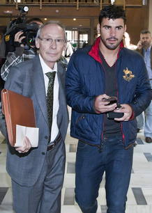 El exdelantero del Real Zaragoza Braulio Nóbrega (d) entra en los juzgados de la plaza del Pilar en Zaragoza, junto a su abogado El exdelantero del Real Zaragoza Braulio Nóbrega (d) entra en los juzgados de la plaza del Pilar en Zaragoza, junto a su abogado