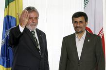 Lula gestualiza mientras habla con Ahmadineyad durante su encuentro en el Palacio Itamaraty de Brasilia. Lula gestualiza mientras habla con Ahmadineyad durante su encuentro en el Palacio Itamaraty de Brasilia.