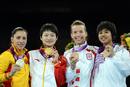 Brigitte Yag&uuml;e, junto a la croata Lucija Zaninovic (bronce), la tailandesa Chanatip Sonkham (bronce) y la china Wu Jingyu (oro).