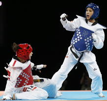 Briguitte Yag&uuml;e (azul) derrota a la paname&ntilde;a Carolena Carstens en primera ronda de Londres 2012