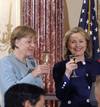 Brindis de Merkel y Clinton junto a otros diplom&aacute;ticos.