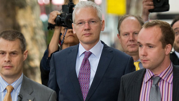 Assange, a su entrada en el tribunal en la segunda sesi&oacute;n de su apelaci&oacute;n.
