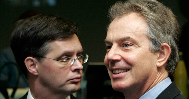 Blair, con el primer ministro holand&eacute;s en una reuni&oacute;n en Bruselas.