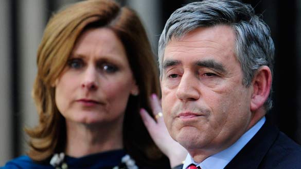Brown, junto a su esposa Sarah, al dejar Downing Street.