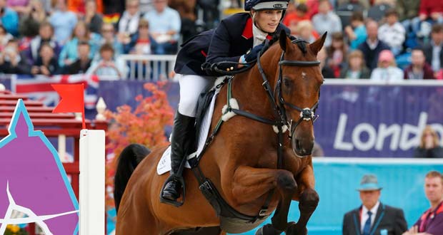Zara Phillips, a lomos de caballo High Kingdom, durante su participaci&oacute;n en el concurso completo.