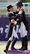 La brit&aacute;nica Charlotte Dujardin oro, saluda a la holandesa Adelinde Cornelissen plata tras la competici&oacute;n de la doma cl&aacute;sica individual.