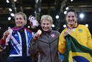 La brit&aacute;nica Gemma Gibbons (plata) la judoca estadounidense Kayla Harrison (oro) y la brasile&ntilde;a Mayra Aguiar (bronce) celebran sus respectivas medallas tras la final de 78 kgs de los Juegos Ol&iacute;mpicos de Londres 2012.