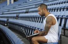 El británico James Ellington consulta cómo va la subasta que está haciendo en Internet para ser 'hombre-anuncio'. El británico James Ellington consulta cómo va la subasta que está haciendo en Internet para ser 'hombre-anuncio'.