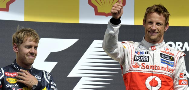 El brit&aacute;nico Jenson Button (izq.), en el podio de Spa junto a Sebastian Vettel