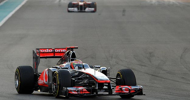 El británico de McLaren-Mercedes', Lewis Hamilton, se ha hecho con el GP de Abu Dabi con Alonso detrás a 8 segundos. El británico de McLaren-Mercedes', Lewis Hamilton, se ha hecho con el GP de Abu Dabi con Alonso detrás a 8 segundos.