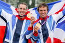 Los brit&aacute;nicos Etienne Stott (i) y Tim Baillie celebran su victoria en la final de canoa doble masculina (C2) de los Juegos Ol&iacute;mpicos Londres 2012 en el centro acu&aacute;tico Lee Valley al norte de Londres.
