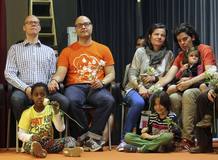 Dos parejas de gays y lesbianas durante el II Encuentro Europeo de LGBT en Lloret de Mar Dos parejas de gays y lesbianas durante el II Encuentro Europeo de LGBT en Lloret de Mar