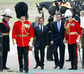 David Cameron y Nicol&aacute;s Sarkozy, escoltados por la guardia real brit&aacute;nica.