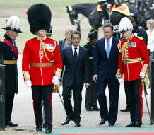 David Cameron y Nicol&aacute;s Sarkozy, escoltados por la guardia real brit&aacute;nica.
