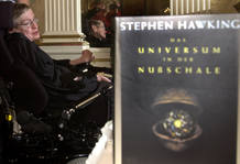BRITISH SCIENTIST HAWKING ARRIVES FOR A NEWS CONFERENCE IN MUNICH.