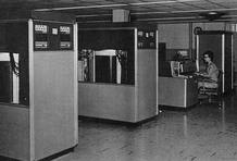 El IBM 305 RAMAC, el primer disco duro de la historia, con 5 megas de capacidad de almacenamiento El IBM 305 RAMAC, el primer disco duro de la historia, con 5 megas de capacidad de almacenamiento