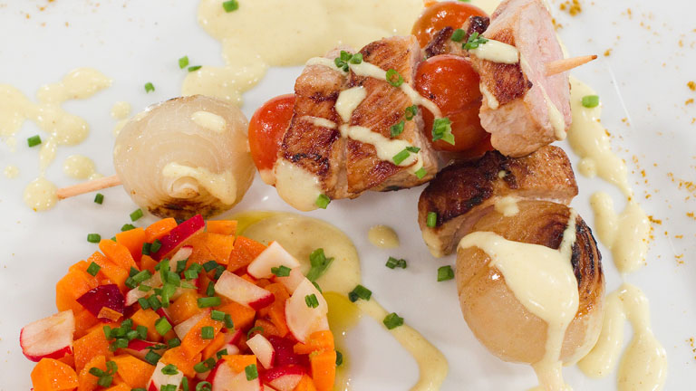 Saber Cocinar - Brochetas de cerdo al curry con rabanitos