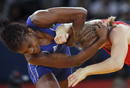 La colombiana Jackeline Renteria Castillo lucha con la ucraniana Tetyana Lazareva en el combate por el bronce de lucha libre 55 kg de los Juegos Ol&iacute;mpicos.