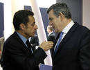 Brown y Sarkozy charlan antes del inicio de la reuni&oacute;n.