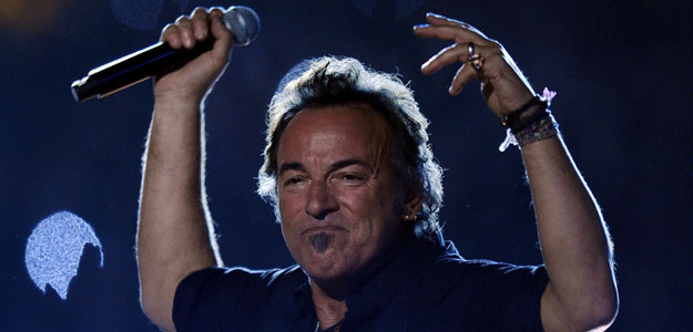 Bruce Springsteen durante su actuaci&oacute;n en el medio tiempo de la Super Bowl