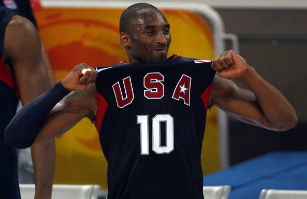 Bryant celebra la medalla de oro conseguida ante el conjunto espa&ntilde;ol
